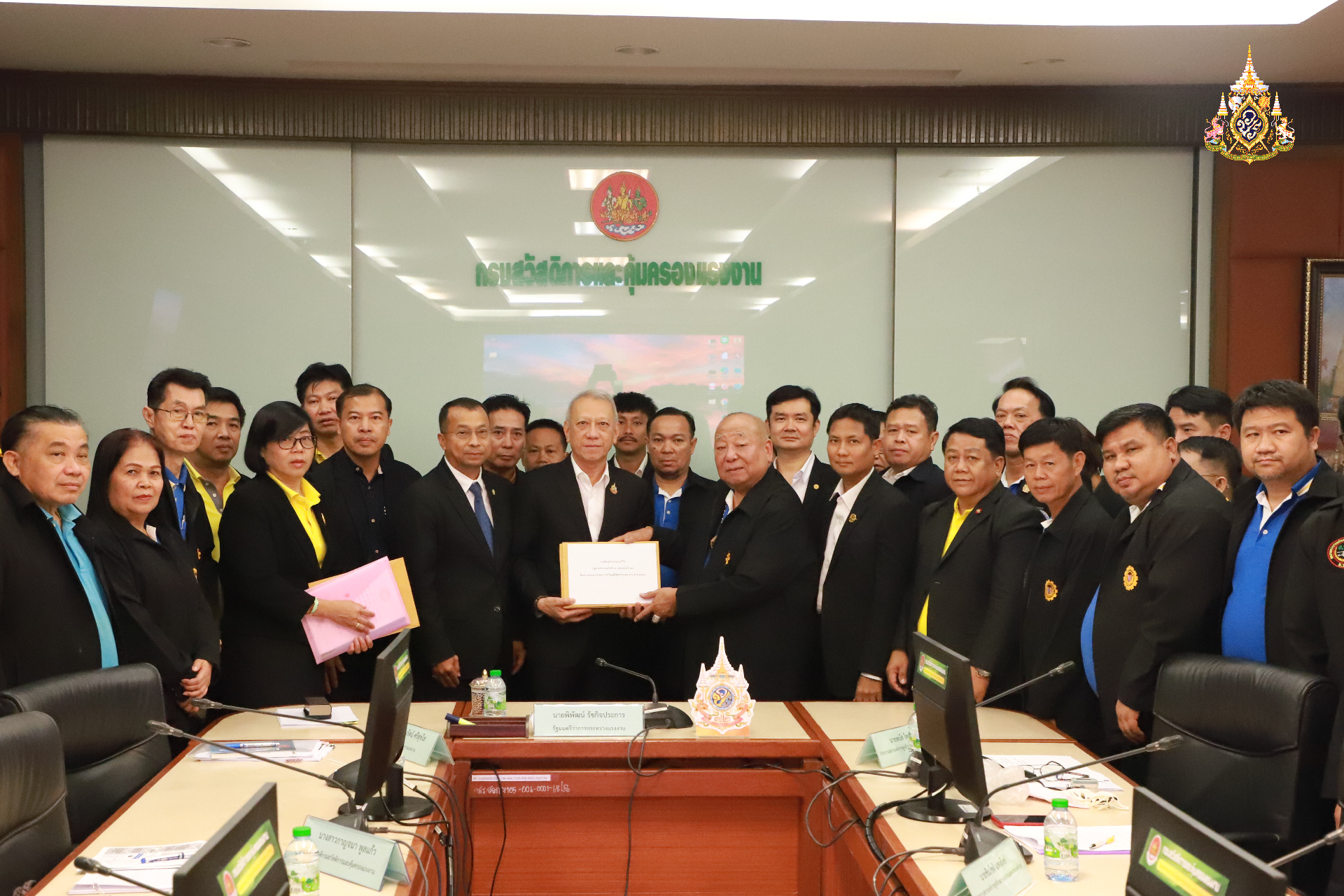 รับหนังสือ สภาองค์การลูกจ้างฯ