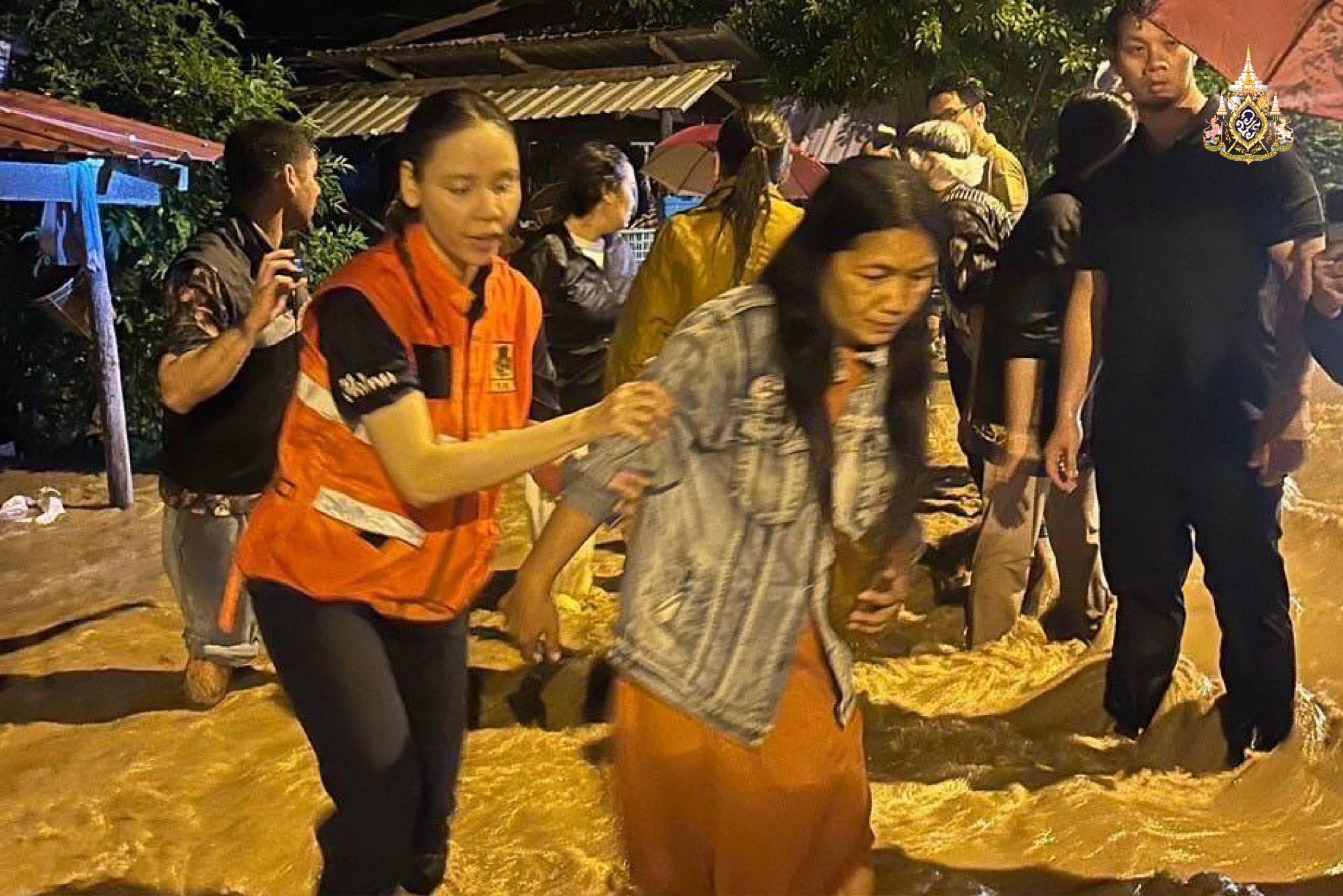 ช่วยผู้ประสบอุทกภัย