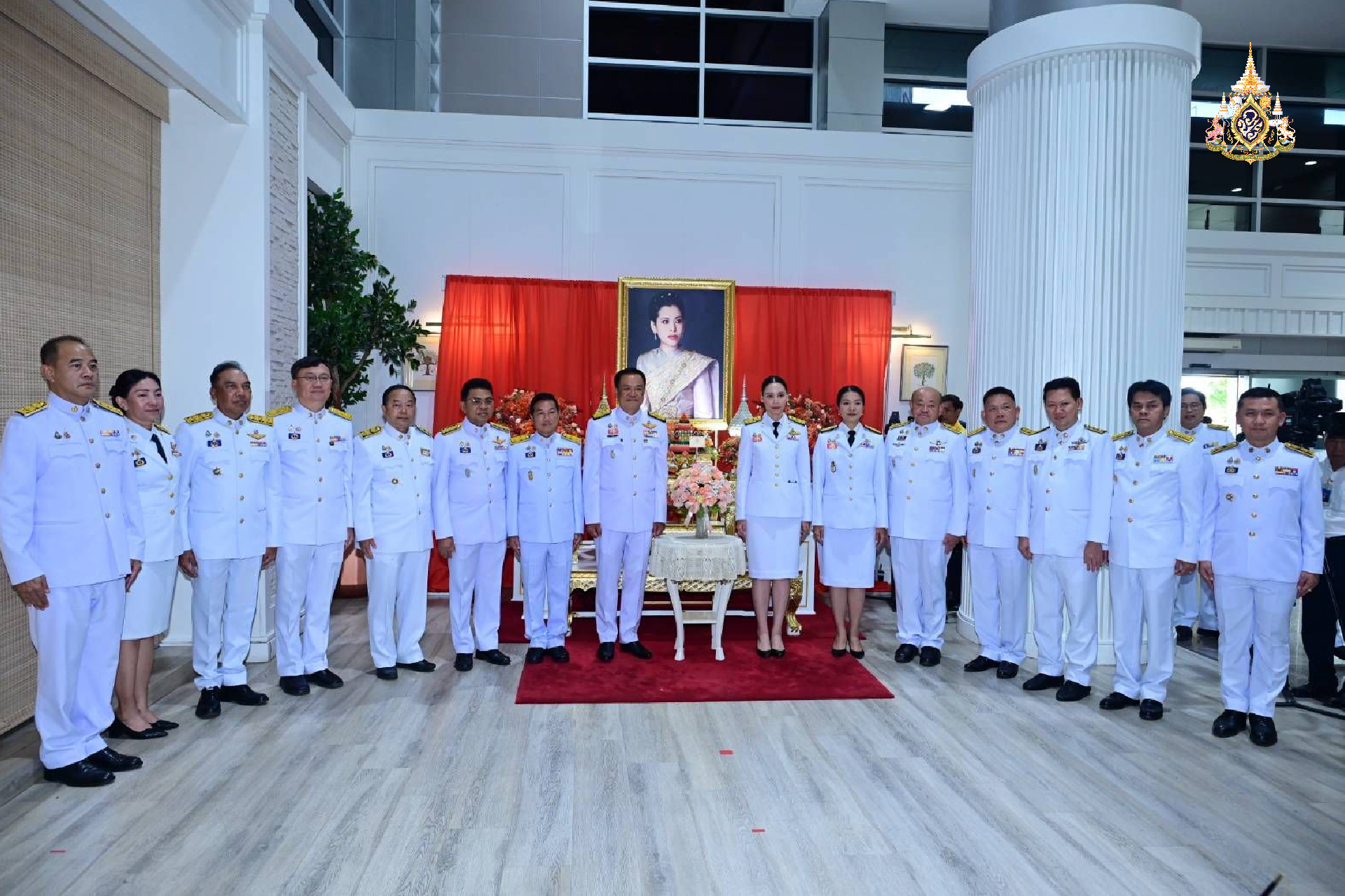 ถวายแจกันดอกไม้ และลงนามถวายพระพร