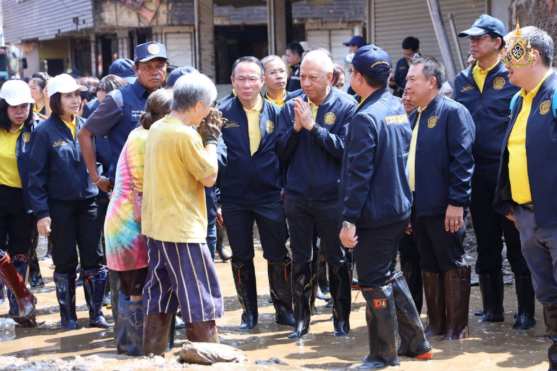 ระดมแรงงานเร่งด่วน 400 คน ลุยล้างดินโคลน ช่วยชาวบ้าน