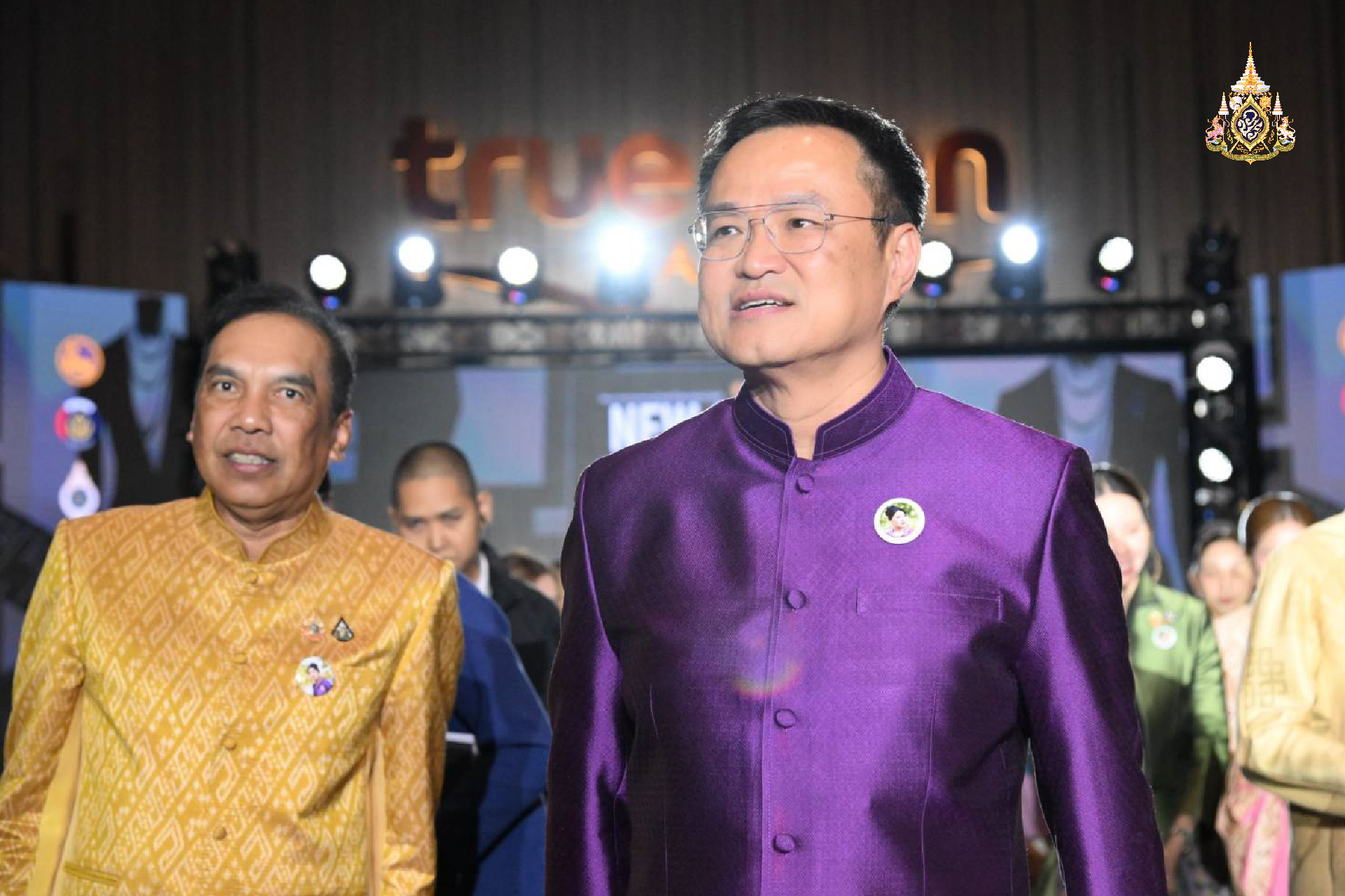 มอบรางวัลนักออกแบบผ้าไทยใส่ให้สนุกรุ่นใหม่