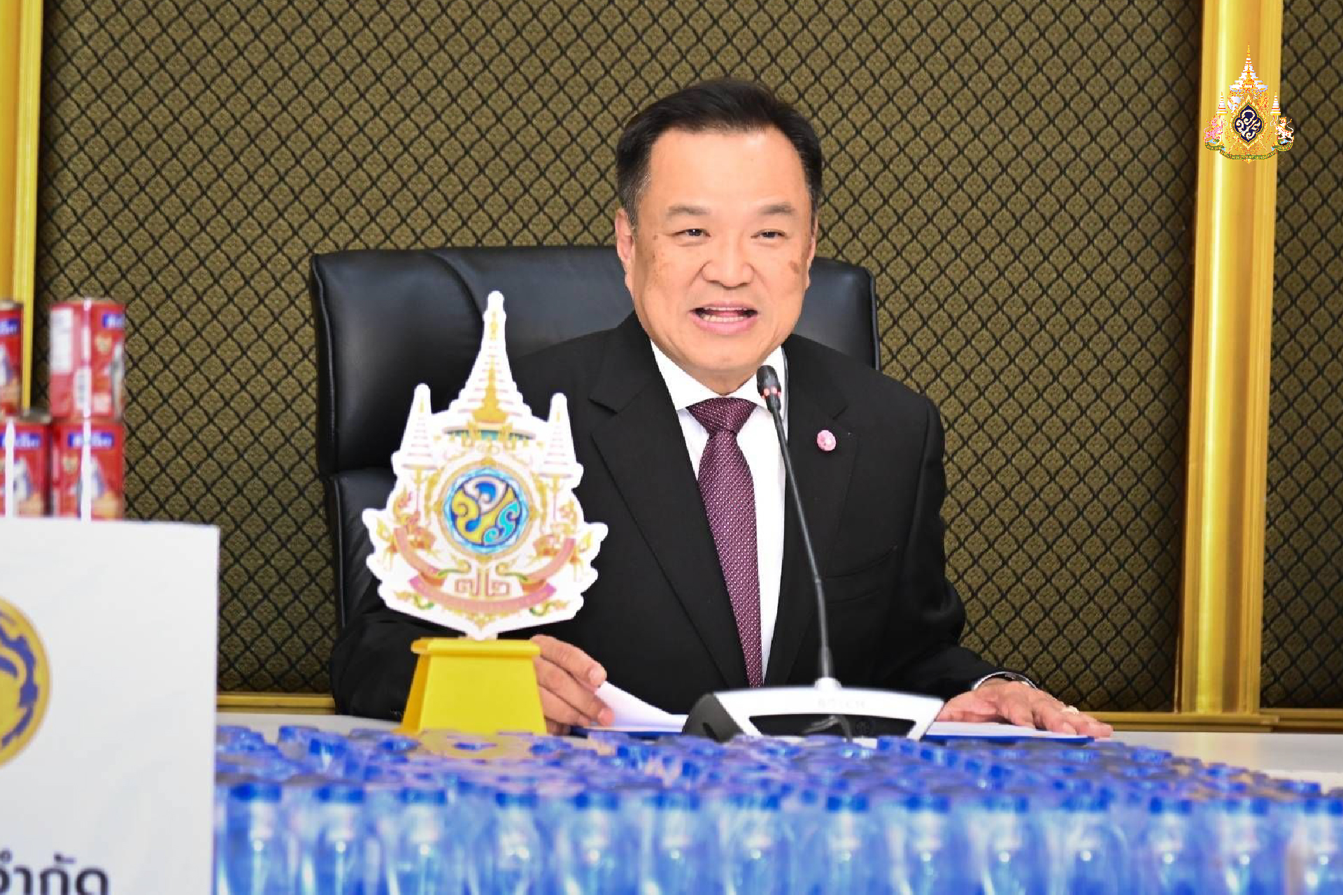 รับมอบอาหารและเวชภัณฑ์