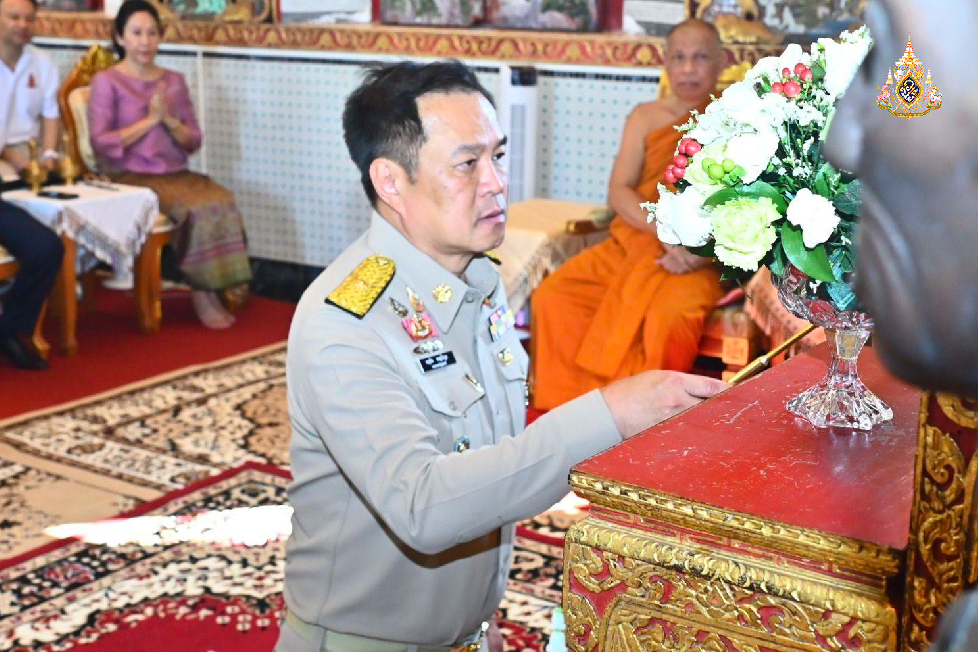 ประธานถวายผ้าพระกฐิน