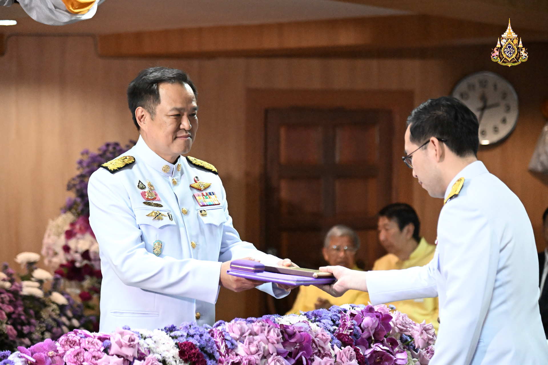 อย่าคิดว่ามีอำนาจเหนือประชาชน !