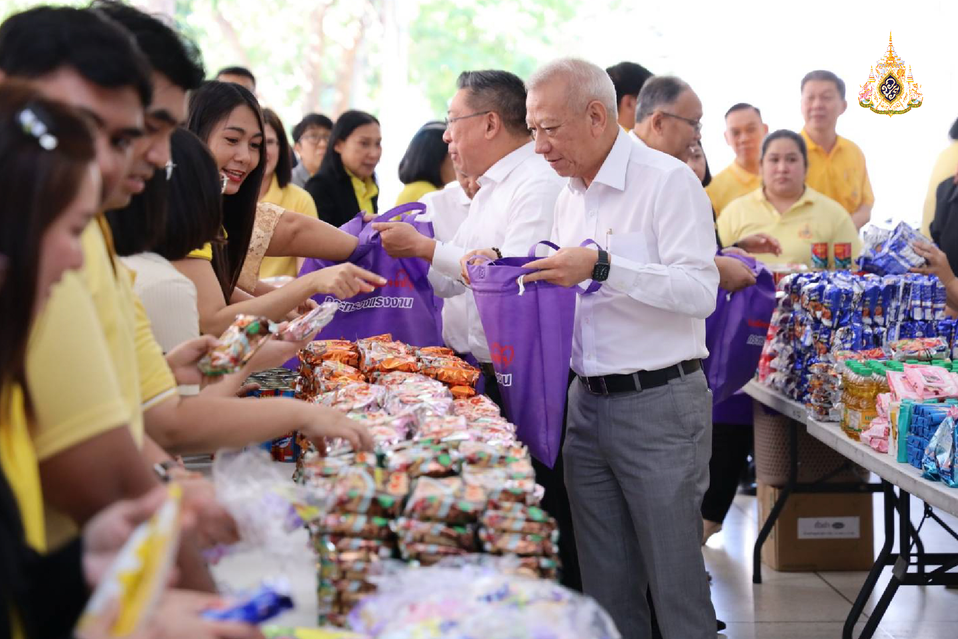 ระดมแจกถุงยังชีพ ลดเงินสมทบประกันตน 6 เดือน