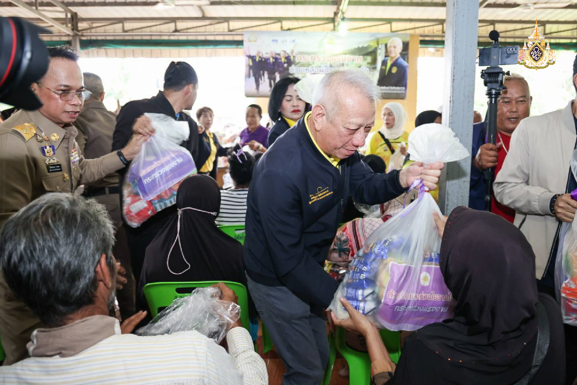ปูพรม !!! "พิพัฒน์-สิรภพ-อารี" นำกระทรวงแรงงาน ช่วยเหลือน้ำท่วมใต้