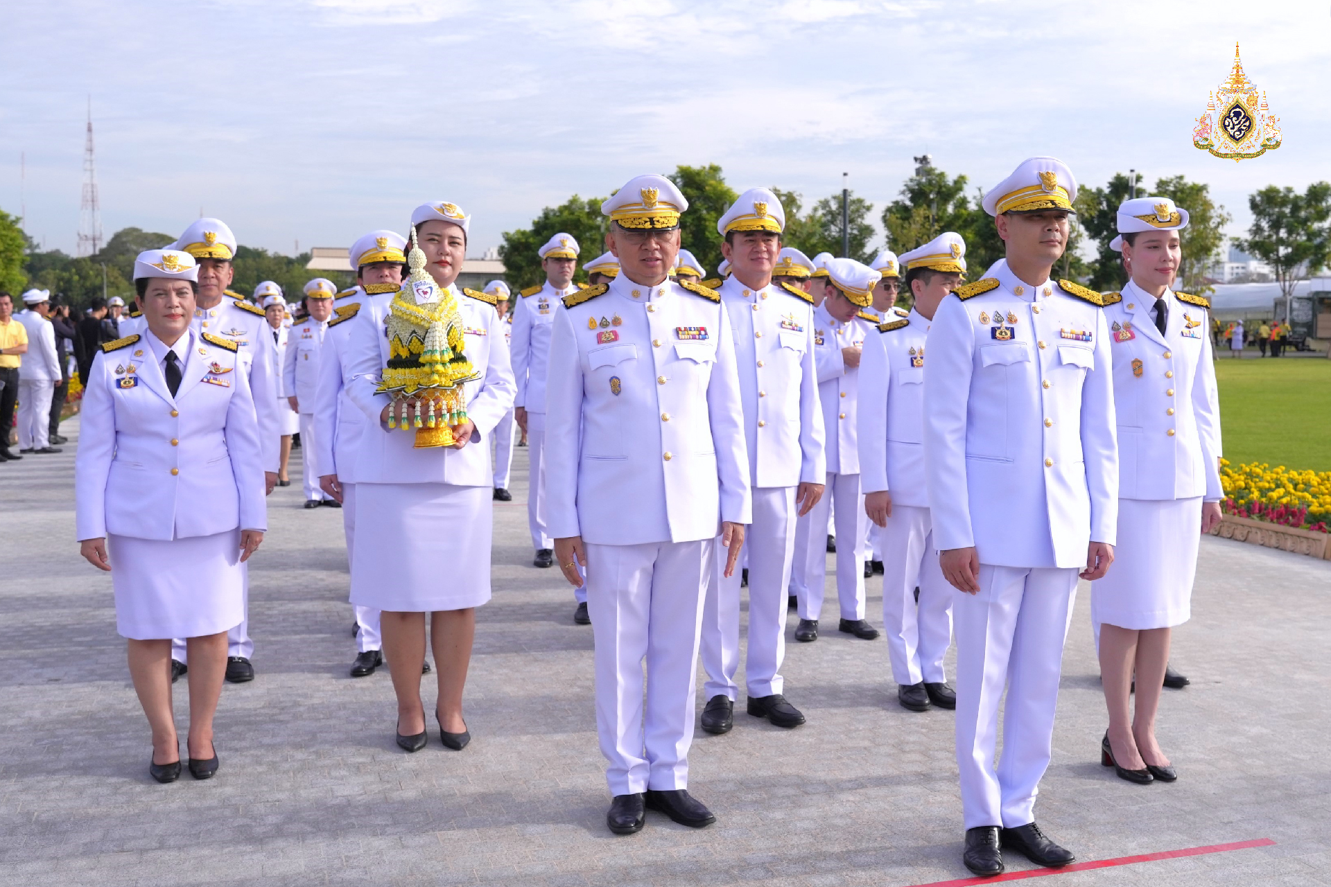 วางพานพุ่มดอกไม้ถวายราชสักการะ