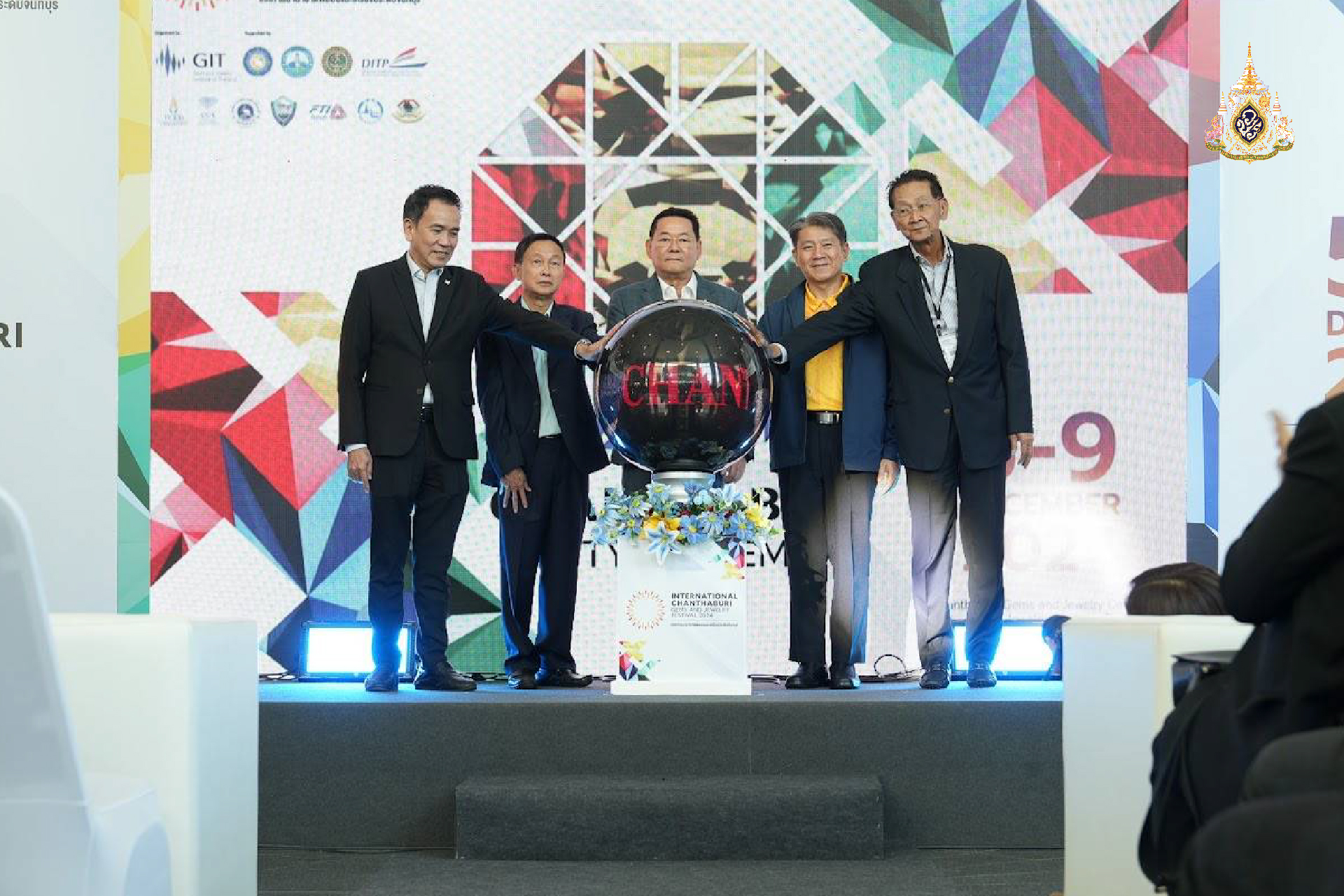 ”นภินทร“ หนุน “จันทบุรี นครอัญมณีโลก” กระตุ้นเศรษฐกิจ คาด 5 วัน เงินสะพัดกว่า 100 ล้านบาท