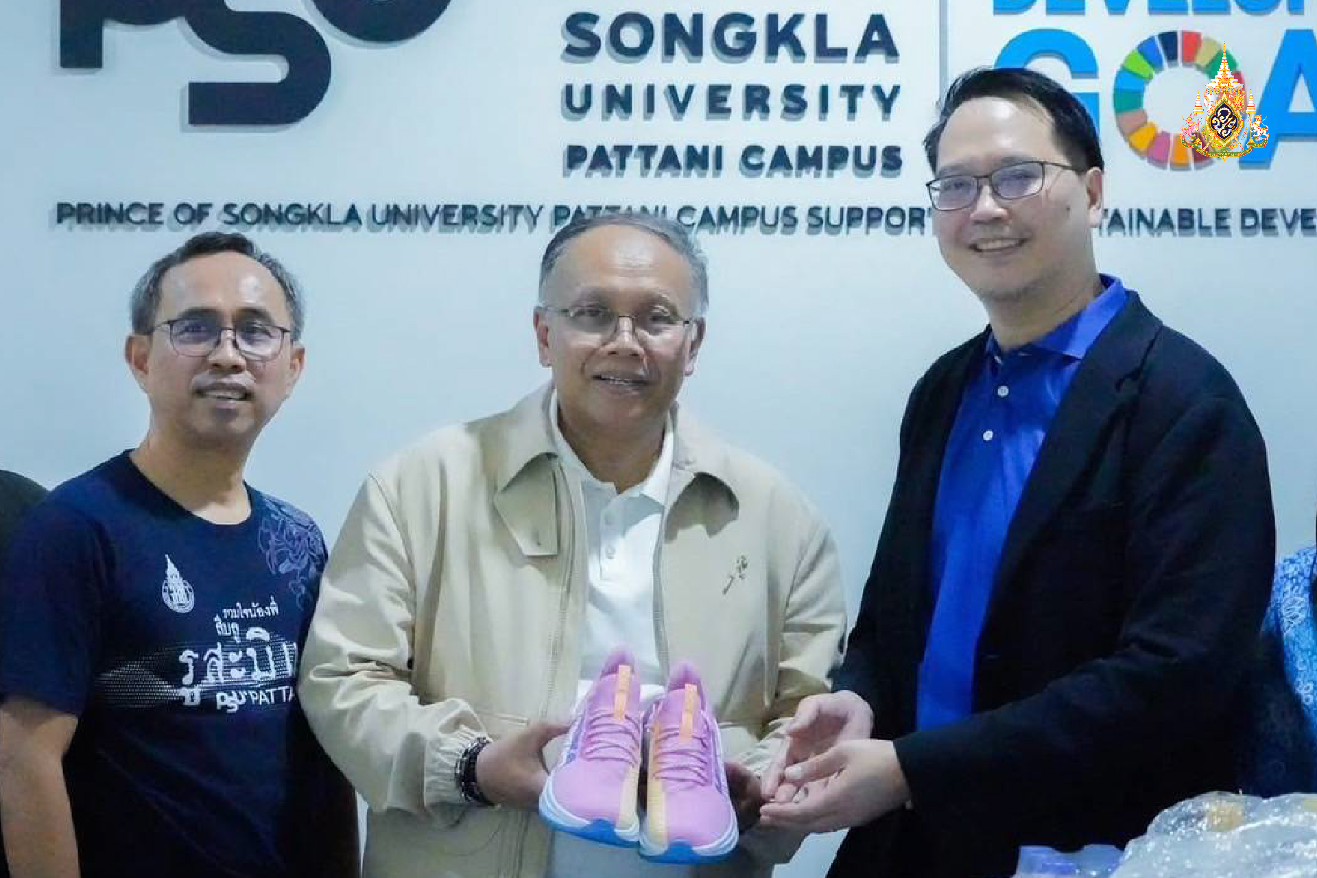 มอบรองเท้ากีฬากว่า1 พันคู่ ส่งเสริมกีฬา และการศึกษา