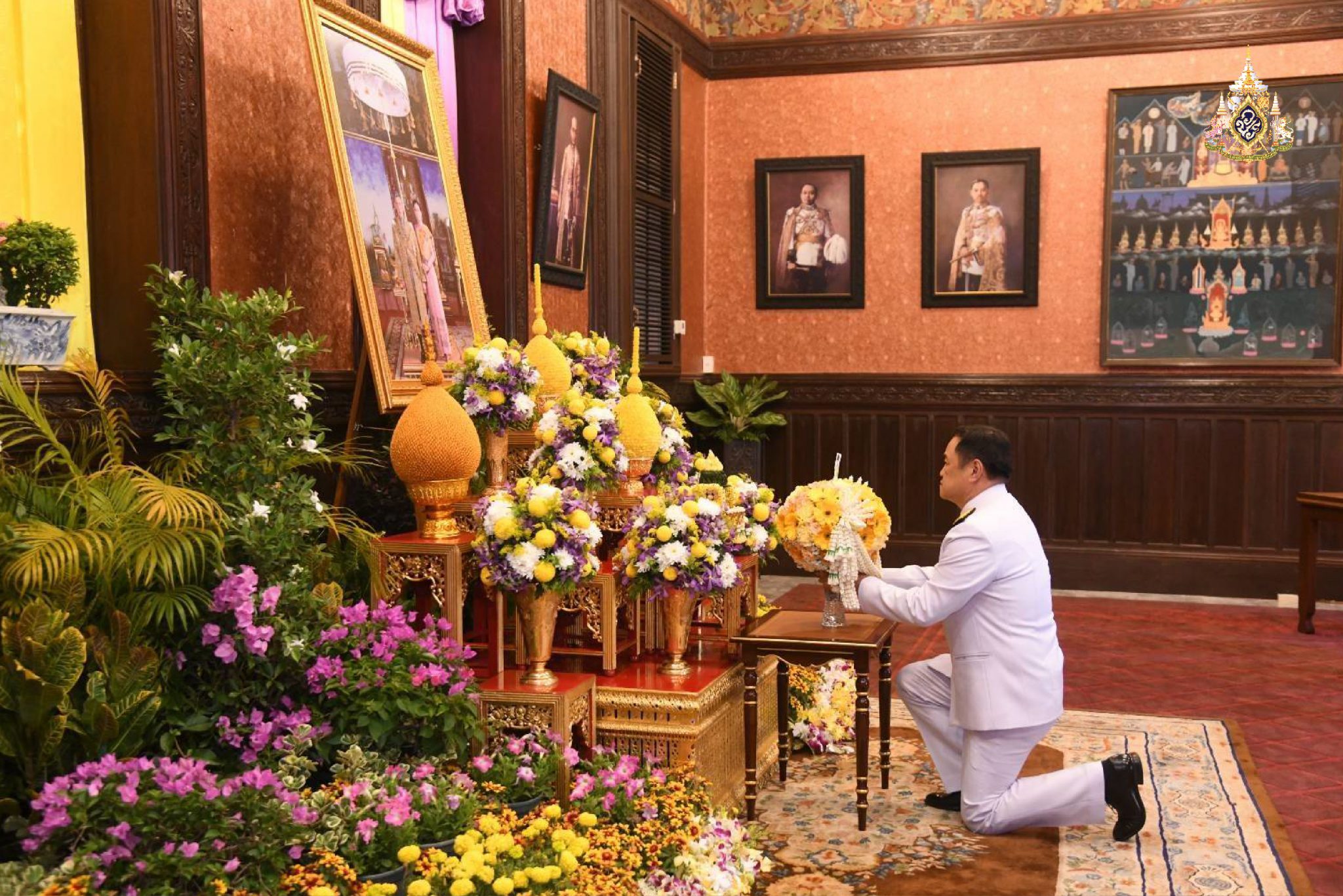 "อนุทิน" นำผู้บริหารกระทรวงมหาดไทย ทูลเกล้าฯ ถวายแจกันดอกไม้หน้าพระบรมฉายาลักษณ์