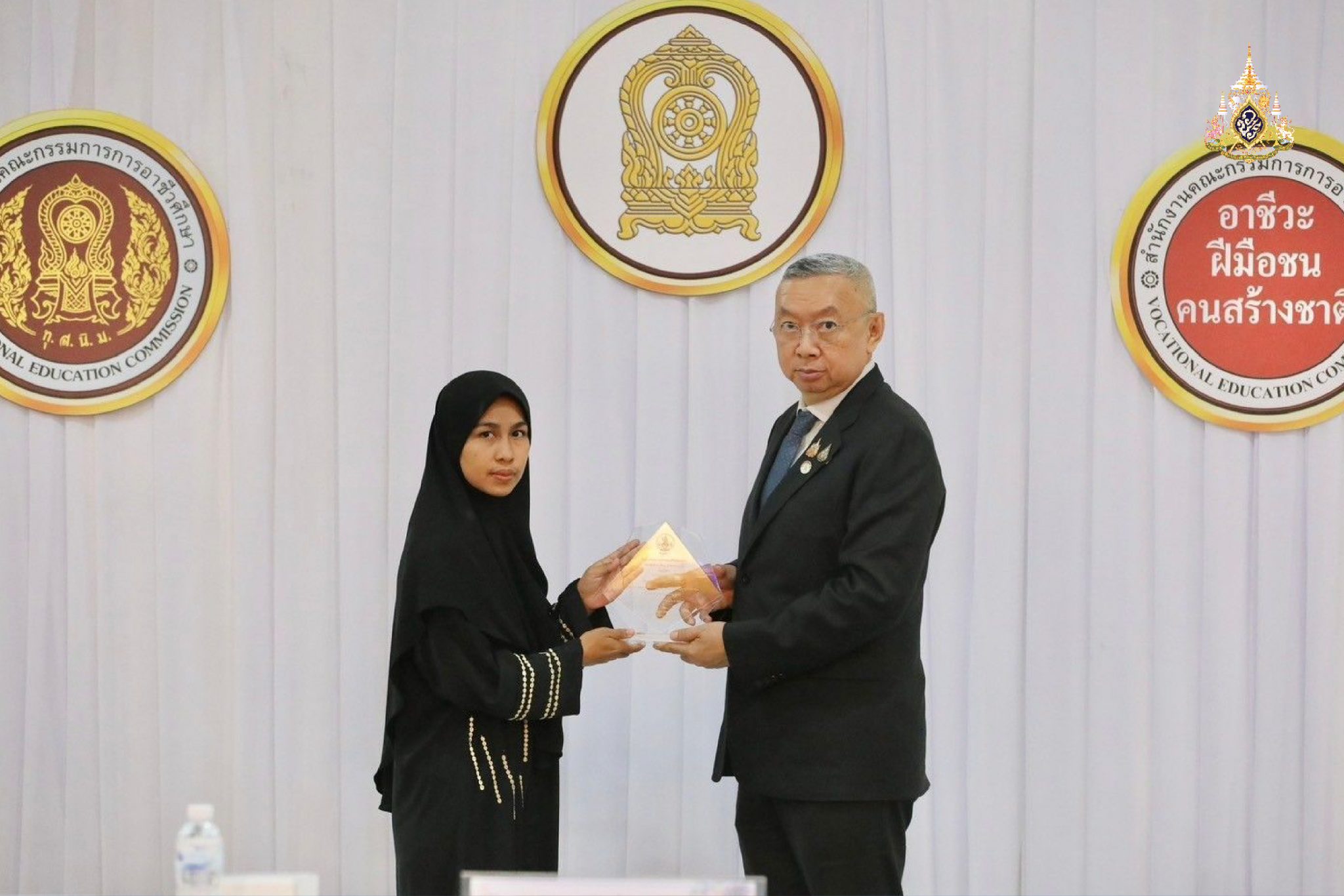 มอบรางวัลครูถิรคุณ   เชิดชูเกียรติ 2 ครู ตชด.