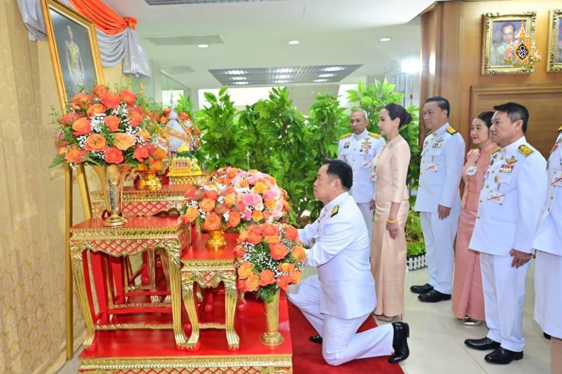 ถวายแจกันดอกไม้และลงนามถวายพระพร