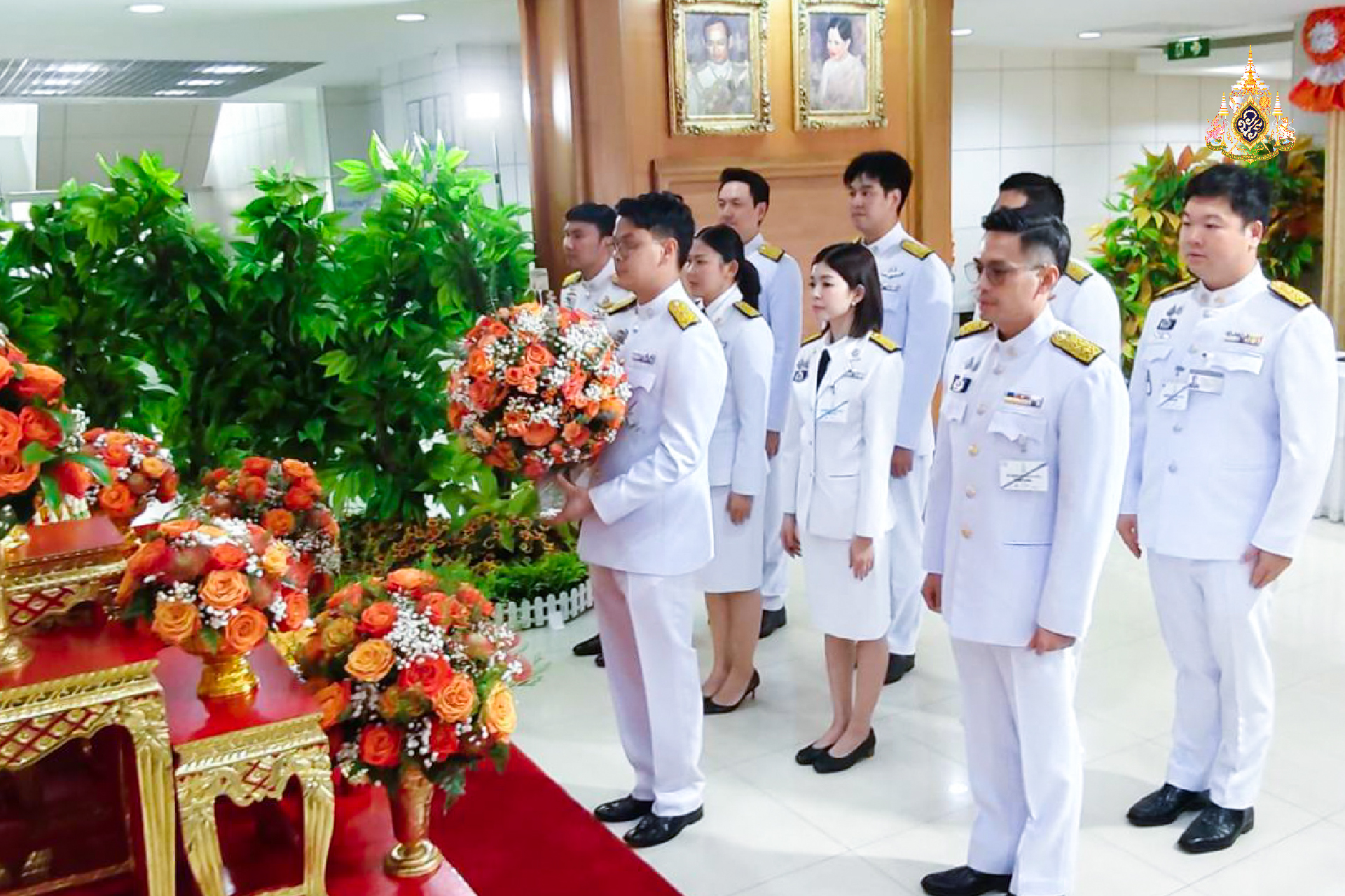 ถวายแจกันดอกไม้และลงนามถวายพระพร