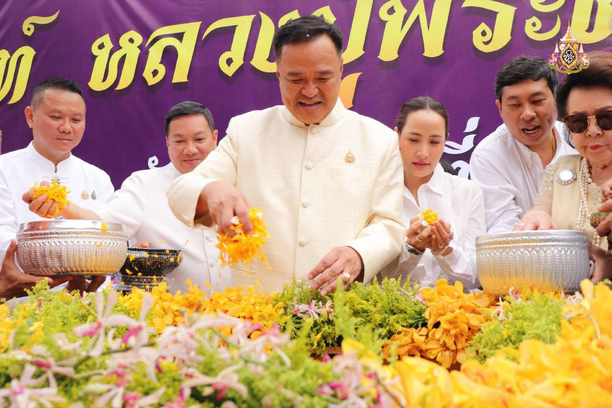 นำพุทธศาสนิกชน เจริญพระพุทธมนต์