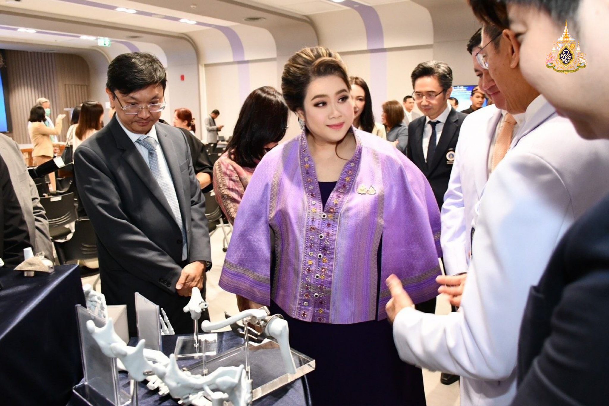 ครั้งแรกของโลก ! "ศิริราช" ผลิต กระดูกข้อสะโพกไทเทเนียม 3 มิติ