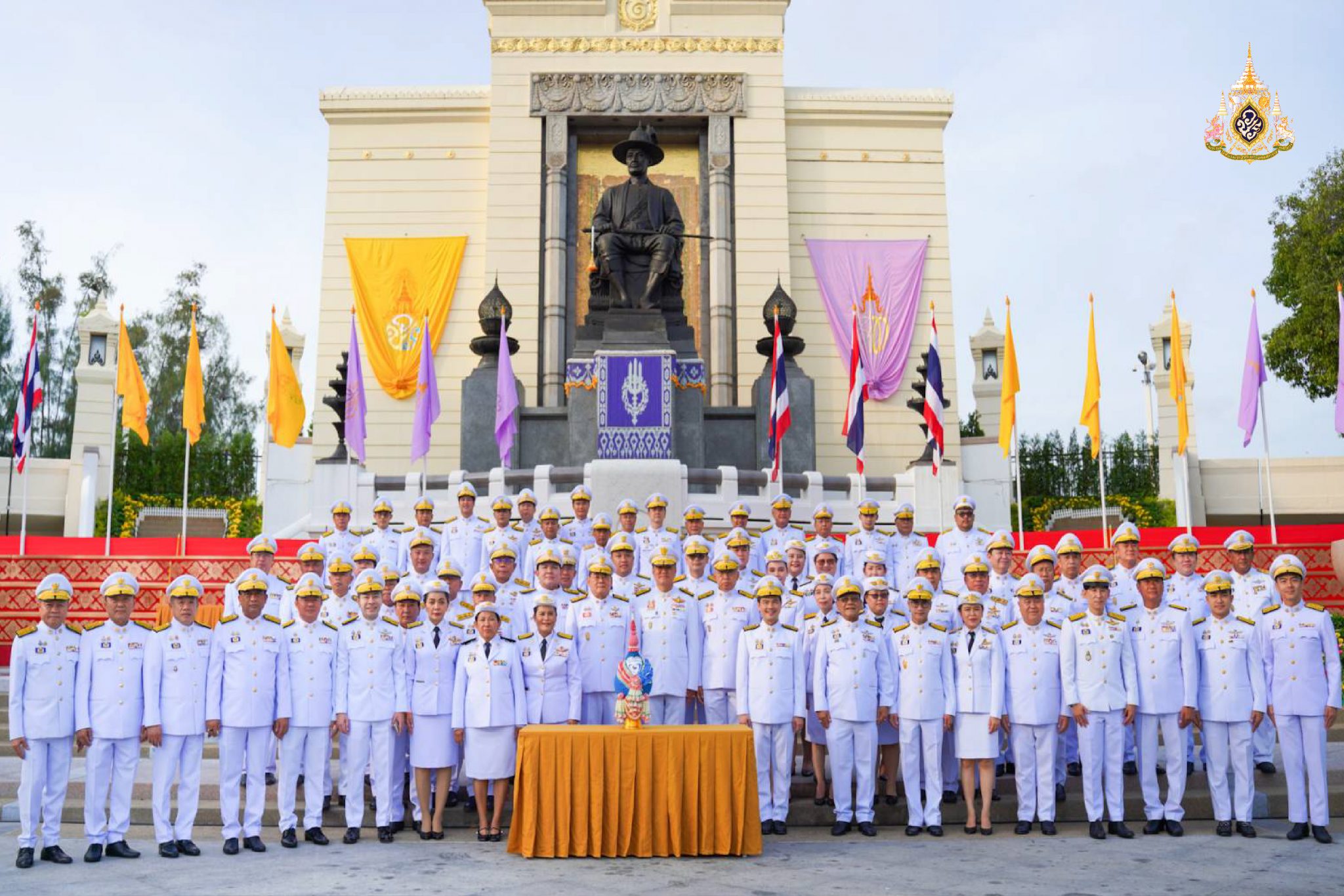 พรรคภูมิใจไทย วางพานพุ่ม ถวายราชสักการะ เนื่องใน "วันจักรี"