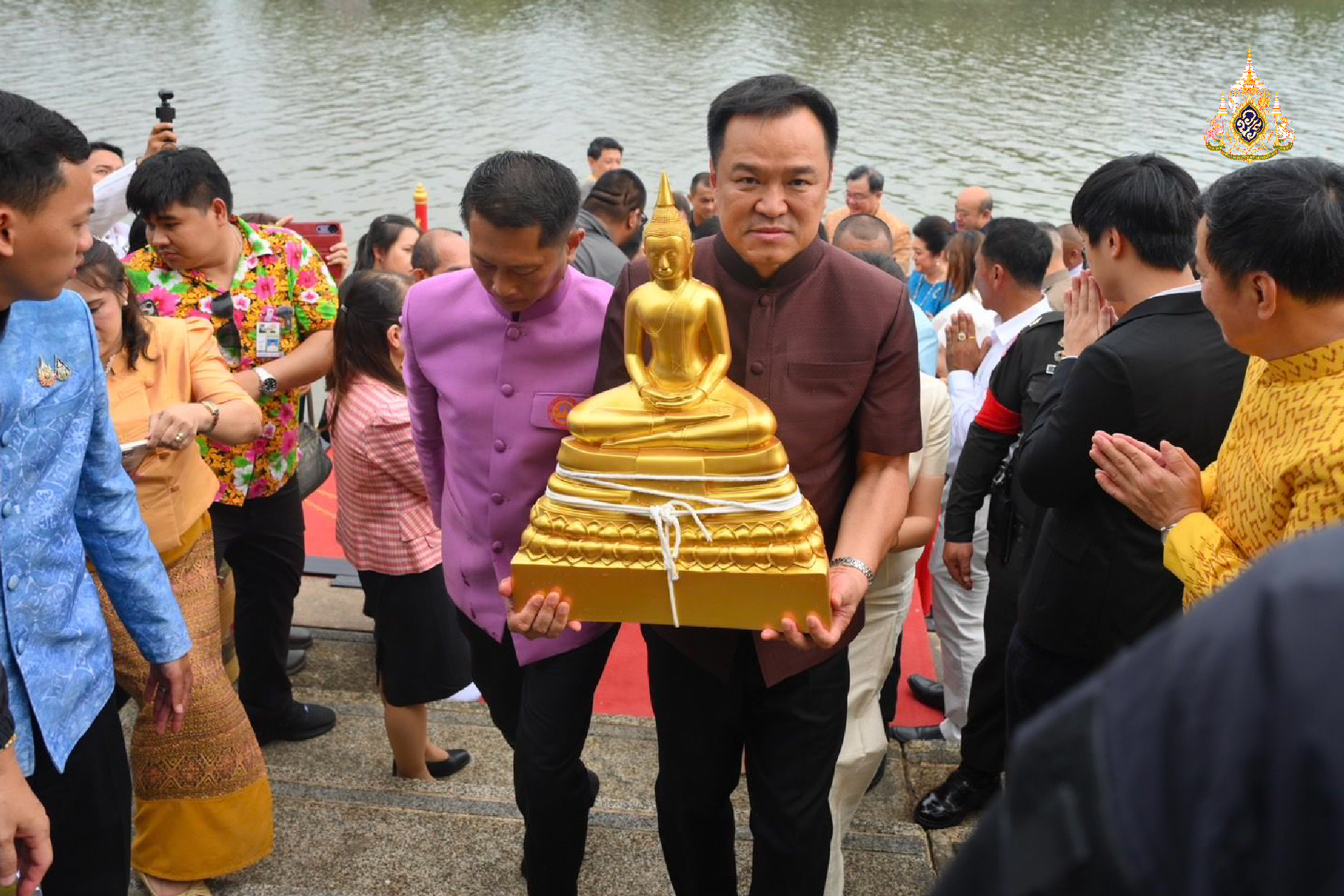 ทำพิธีอัญเชิญหลวงพ่อโสธรขึ้นจากแม่น้ำบางปะกง