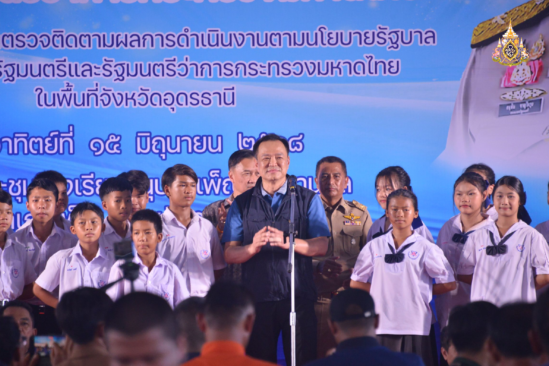 นำทีมมหาดไทยปลุกใจ นร. ร้องเพลง "สยามานุสสติ"