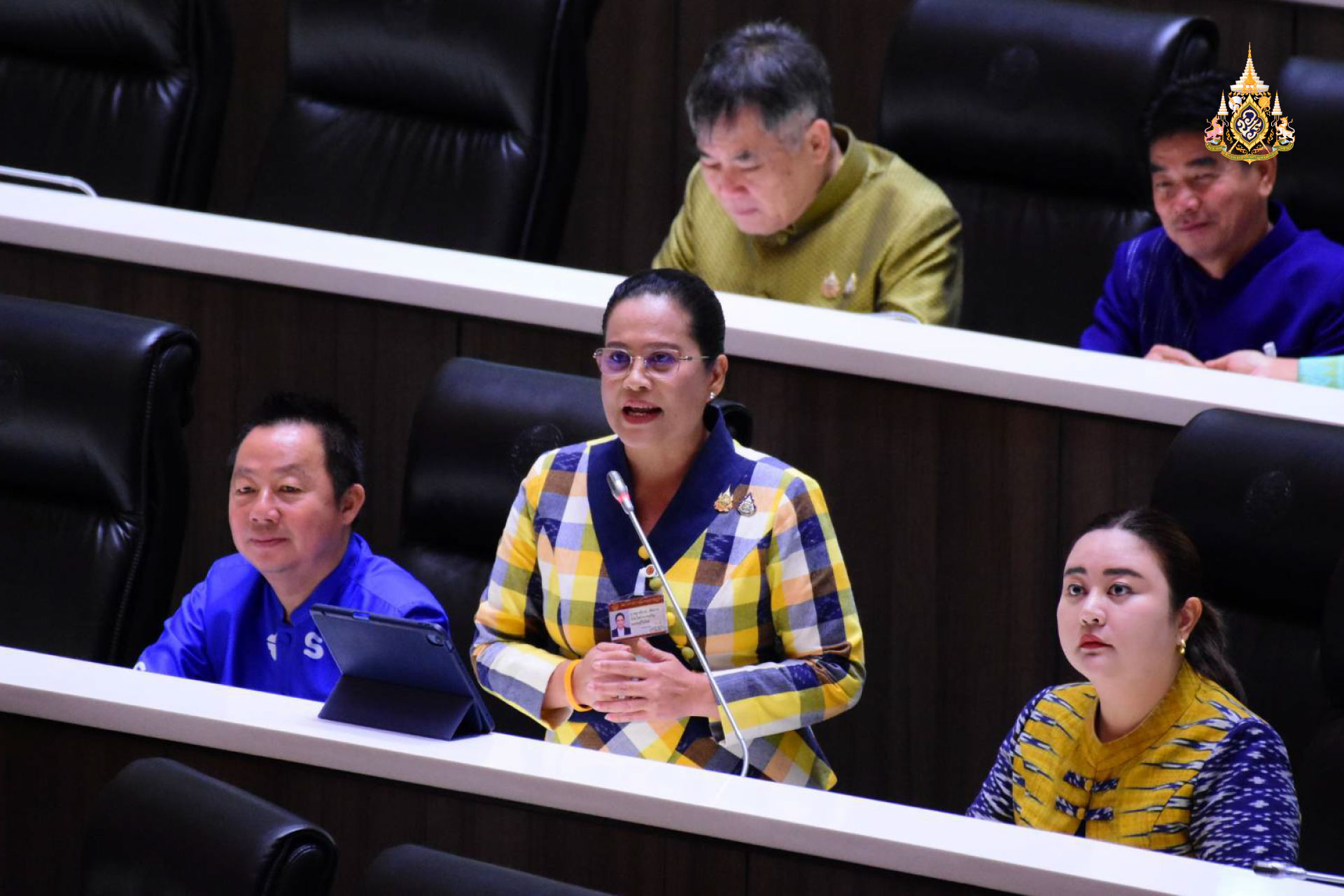 "สส.ญาณีนาถ" ทวงถามไฟส่องสว่าง ถนน อ.ชานุมาน พร้อม ทวงถามเงินช่วย เกษตรกร 1,200 บ. ได้เมื่อไหร่