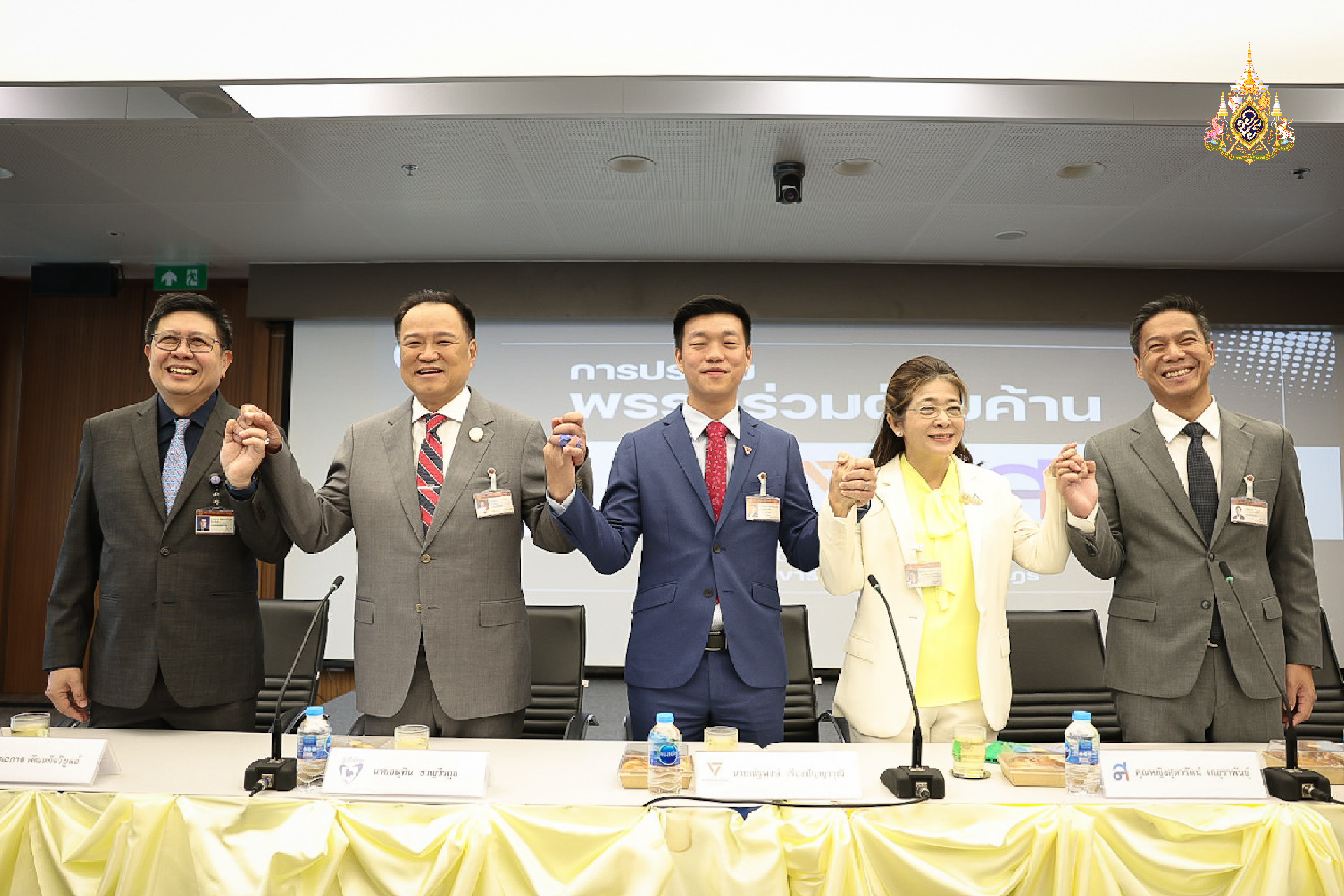 ชื่นมื่น ! ถกแกนนำฝ่ายค้าน ไร้ข้อเสนอ “นายกฯ ชั่วคราว”