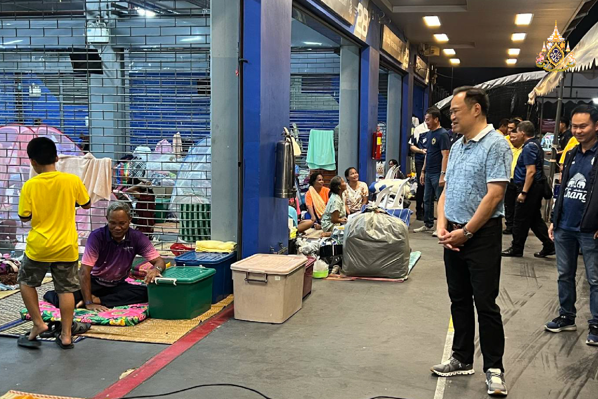 ลงพื้นที่สนามช้างฯ บุรีรัมย์ เยี่ยมผู้ประสบภัยชายแดน ร้องเพลงสร้างขวัญกำลังใจให้ชาวบ้าน