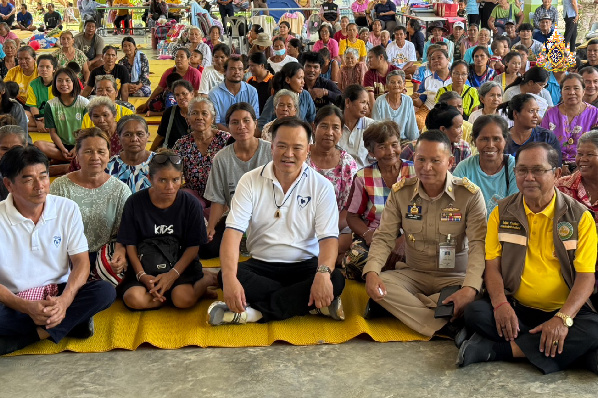 เยี่ยมศูนย์อพยพสุรินทร์  นำร้องเพลง “คนดี ไม่มีวันตาย”