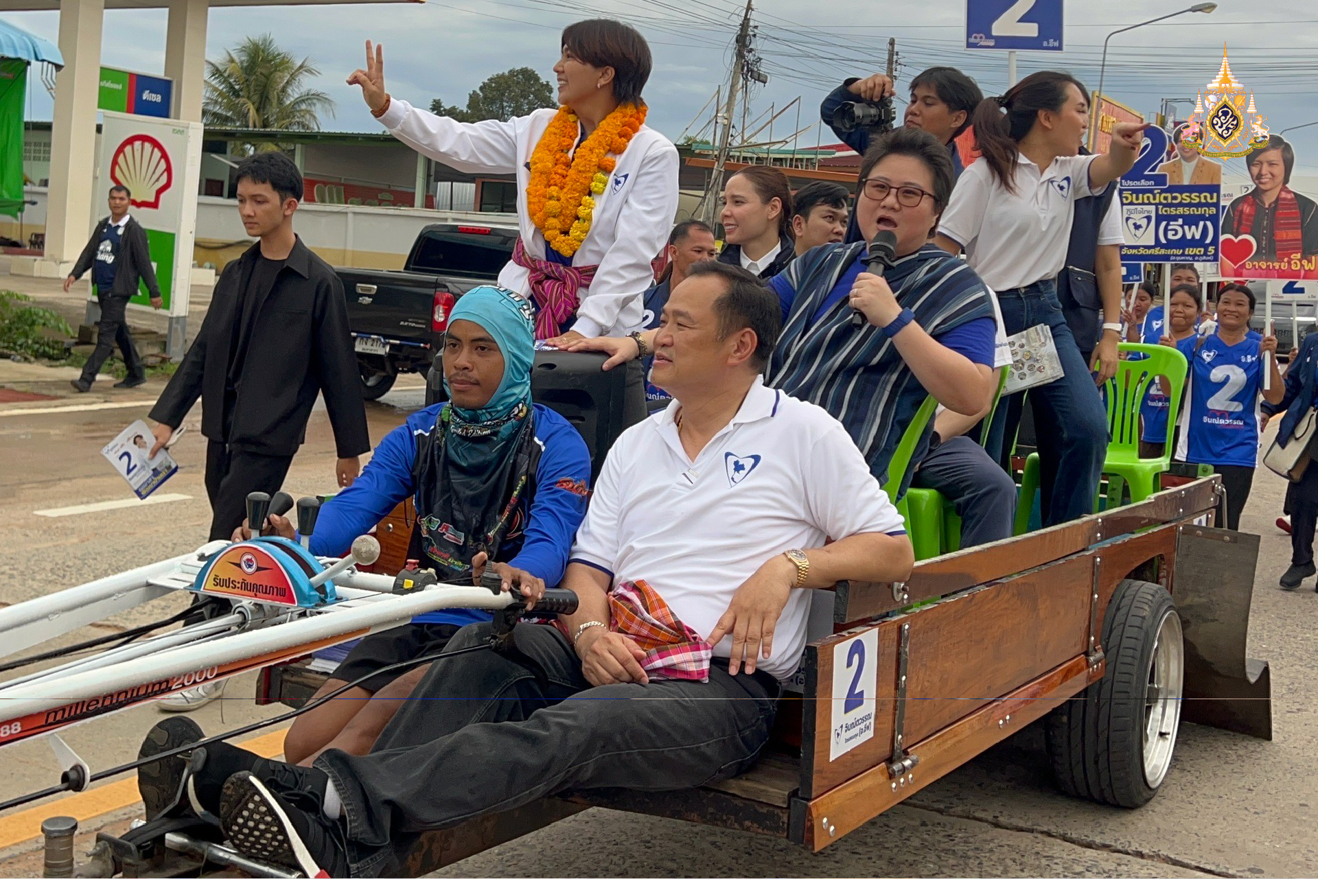 นั่ง “รถอีแต๊ก” เข้าตลาด ช่วย “จินณ์ตวรรณ” หาเสียง ชูนโยบายความมั่นคง–ปากท้อง