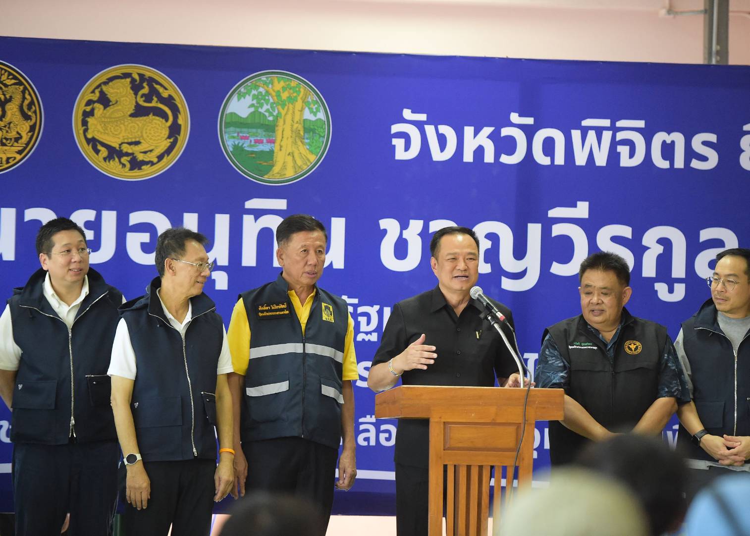 นายกฯ ลงพื้นที่พิจิตรให้กำลังใจผู้ประสบภัยน้ำท่วม