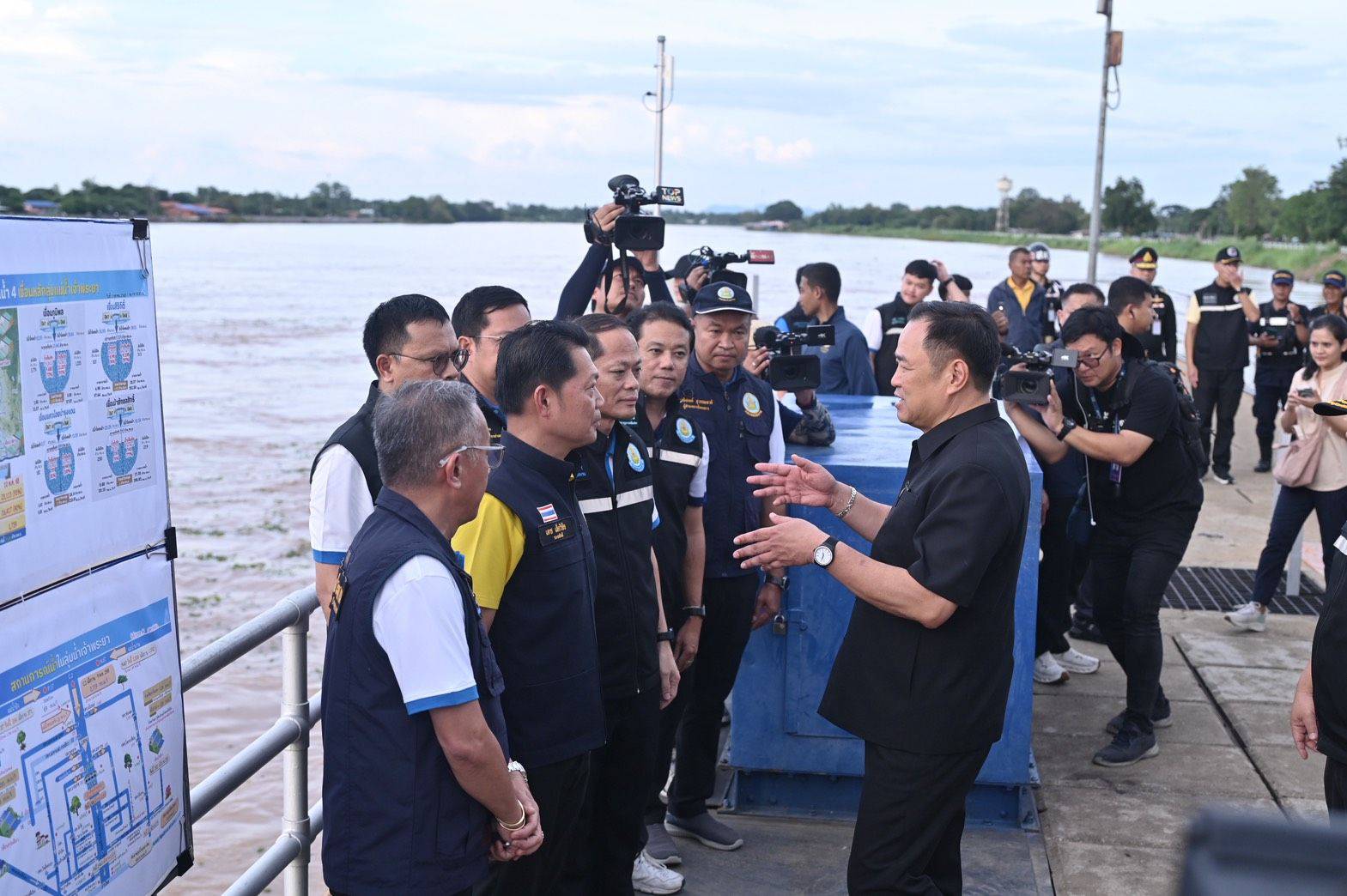 “อนุทิน” ลงพื้นที่ชัยนาท ติดตามสถานการณ์น้ำลุ่มเจ้าพระยา กำชับเร่งแก้ปัญหาคลายทุกข์ประชาชนโดยเร็วที่สุด