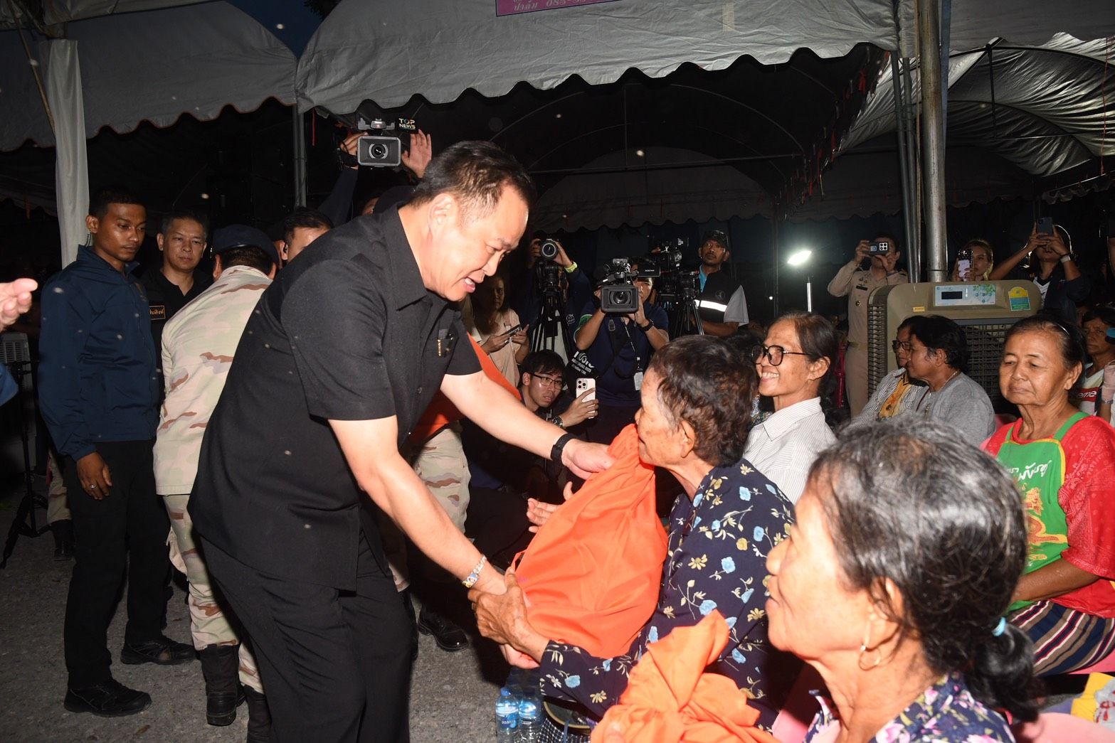 “อนุทิน” ลงพื้นที่ “สิงห์บุรี” ให้กำลังใจผู้ประสบภัย – เร่งสร้างเขื่อนป้องกันน้ำท่วม “เปลี่ยนน้ำร้ายให้เป็นน้ำดี”