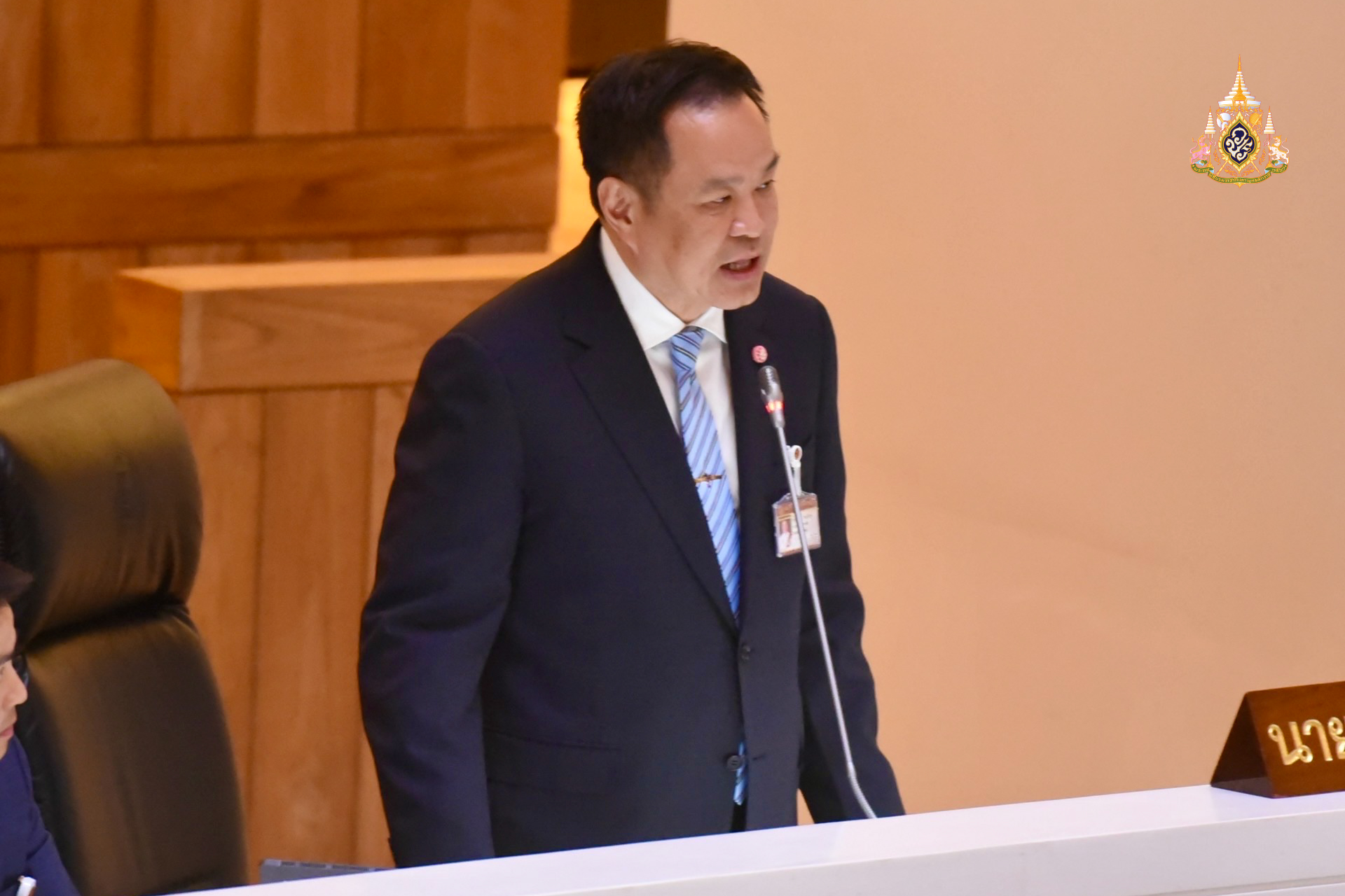 ชี้แจงกลางสภาฯ ปมถนนสามเสนทรุด  ย้ำ ไม่แทรกแซงการตรวจสอบ