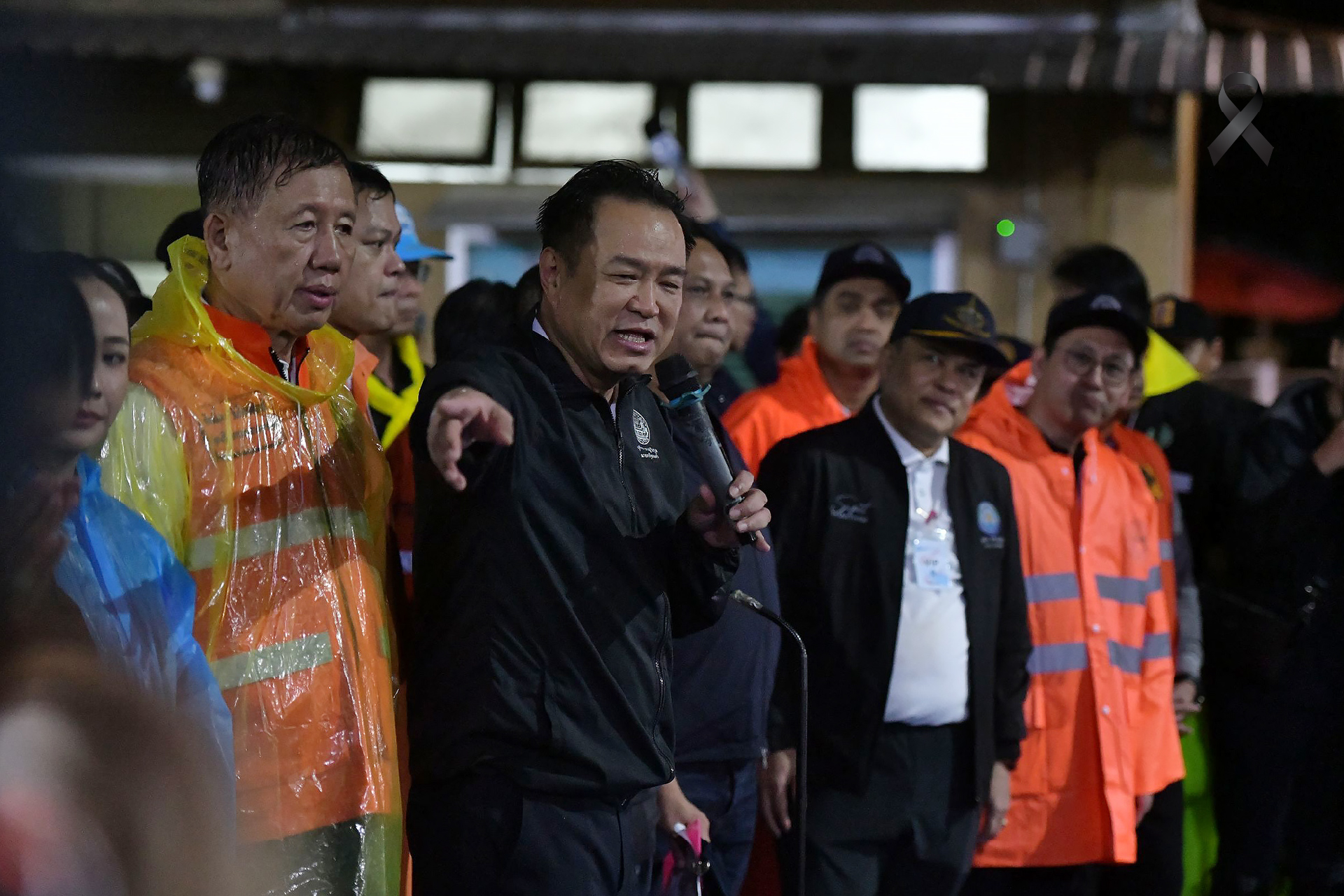 ลุยน้ำลงหาดใหญ่ เยี่ยมผู้ประสบอุทกภัย สั่งระดมอาหาร–ถุงยังชีพ ช่วยเหลือประชาชน