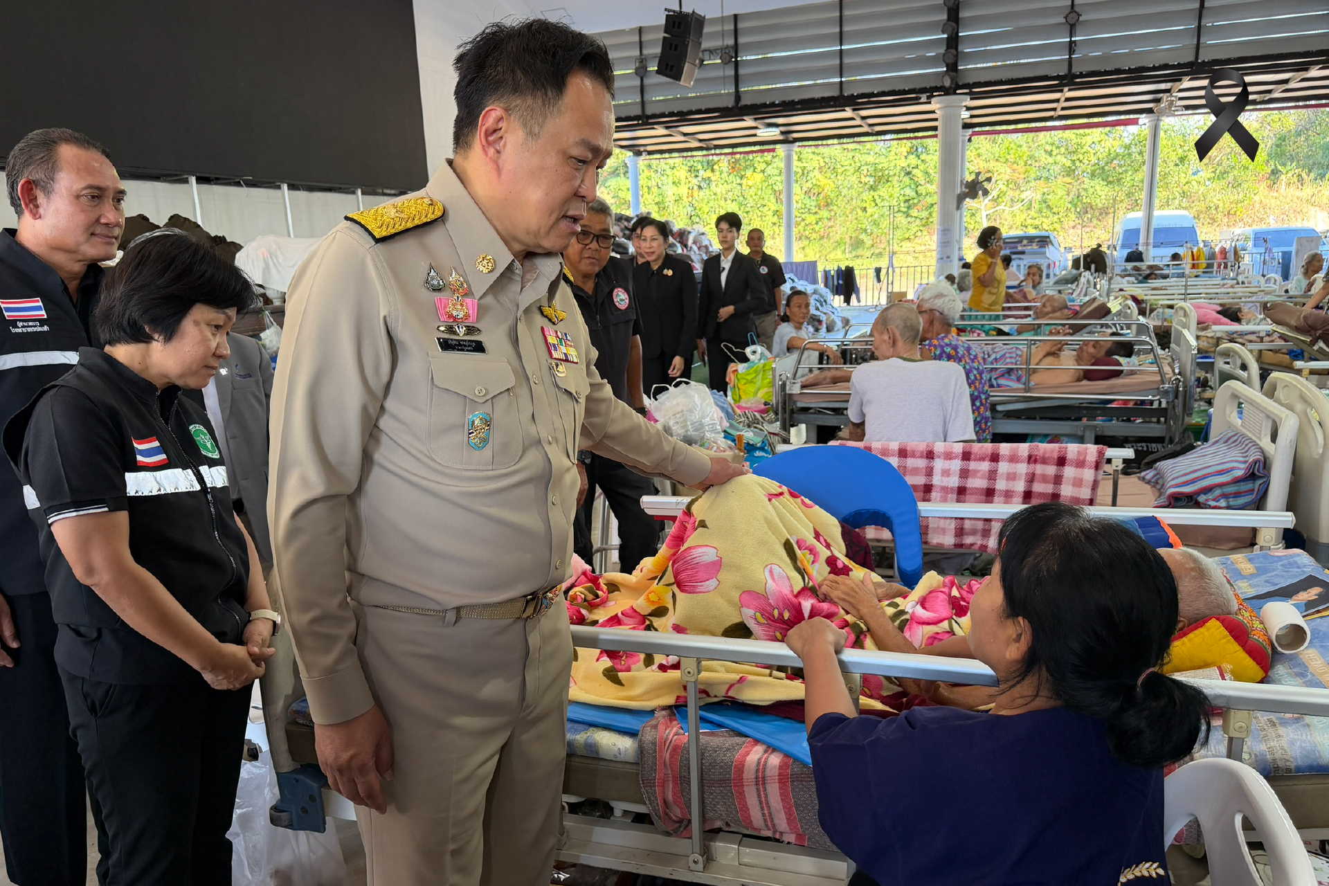 เยี่ยมศูนย์พักพิงผู้ป่วยติดเตียง สั่งทุกหน่วยดูแลใกล้ชิด เร่งคลี่คลายศึกชายแดน