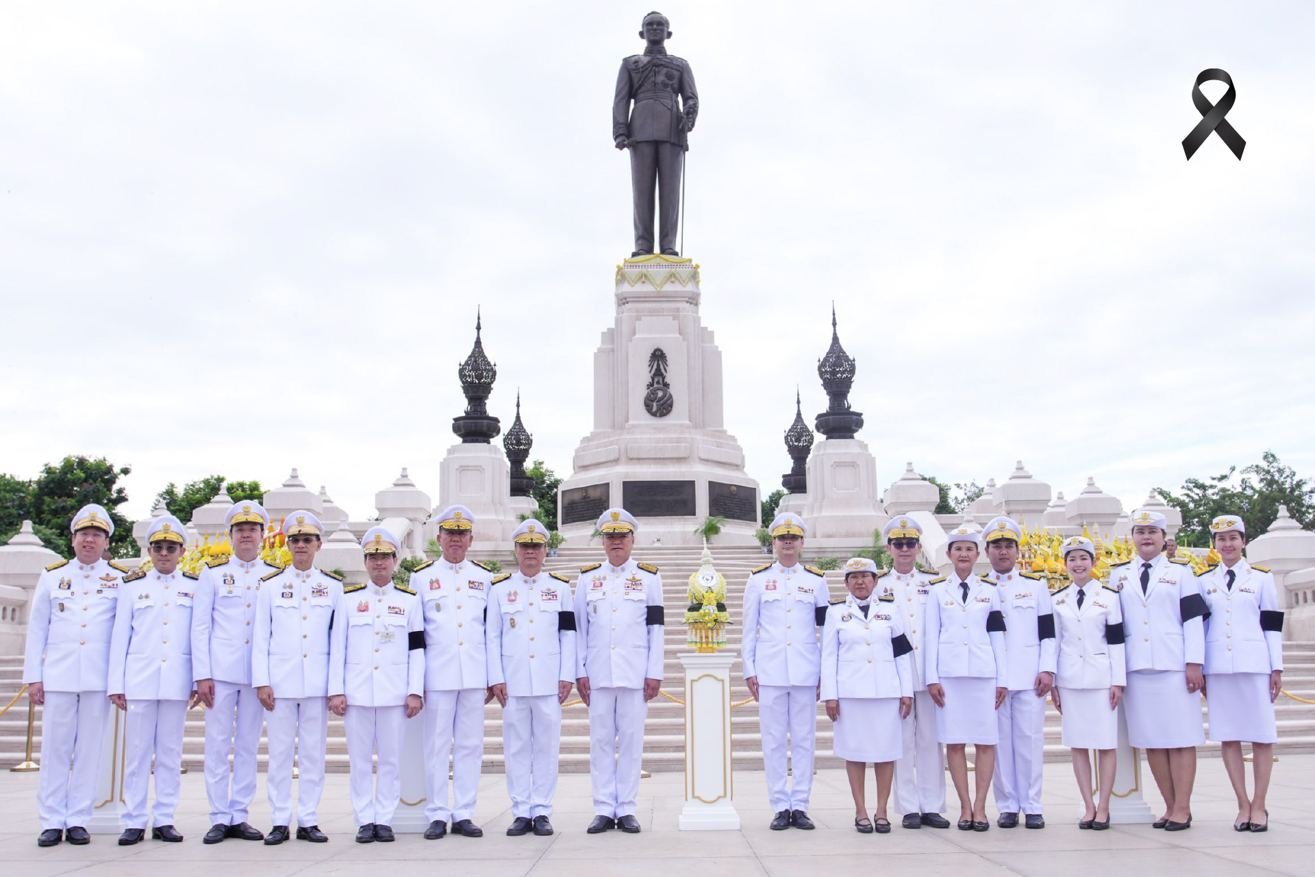 พรรคภูมิใจไทย วางพานพุ่มดอกไม้ ถวายราชสักการะ