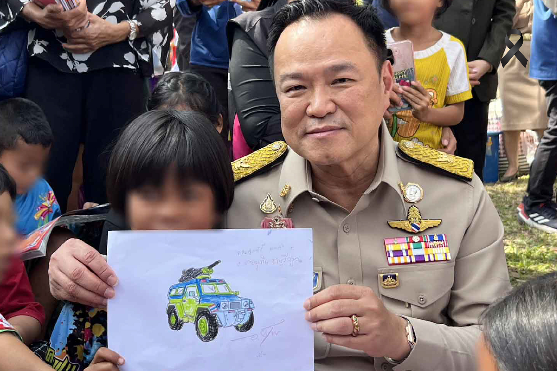 นายกฯ เข้าค่ายทหาร ให้กำลังใจกำลังพล จากนั้นลงพื้นที่ตรวจศูนย์อพยพสุรินทร์