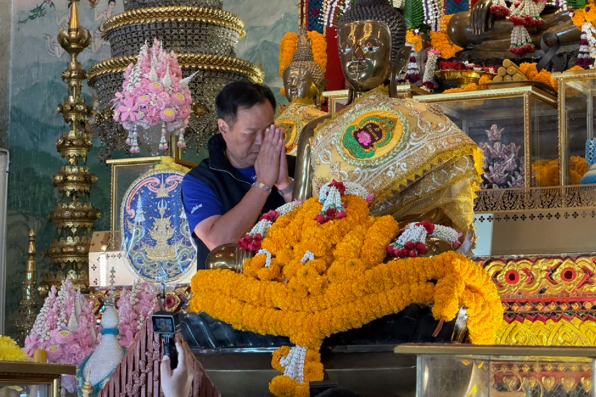 กราบหลวงพ่อพระใสเอาฤกษ์เอาชัย ก่อนขึ้นเวทีหนองคาย