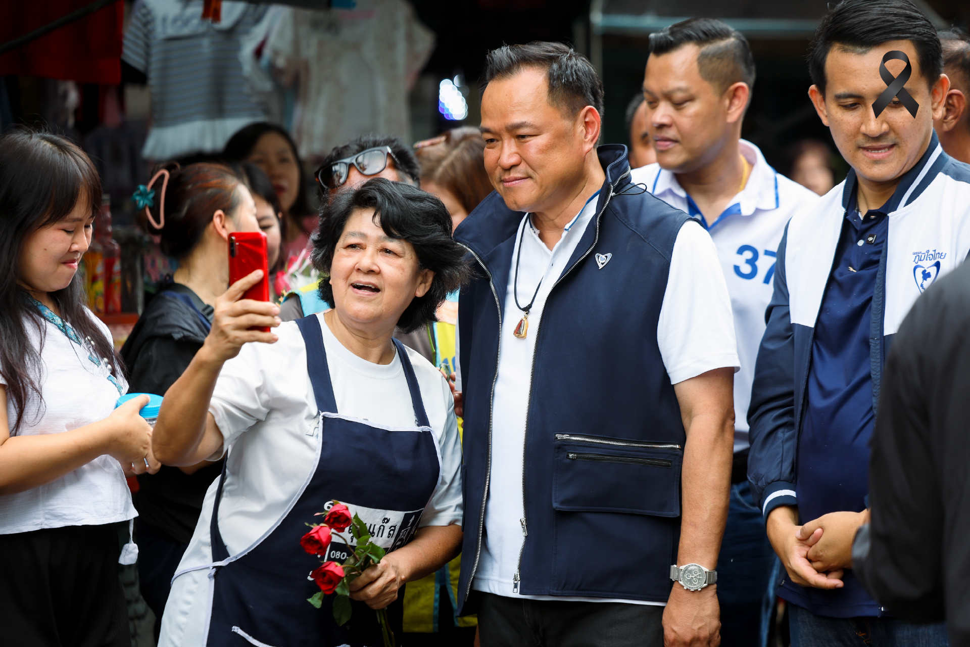 คึกคักตลาดบางน้ำผึ้ง แฟนคลับรุมบอกรัก