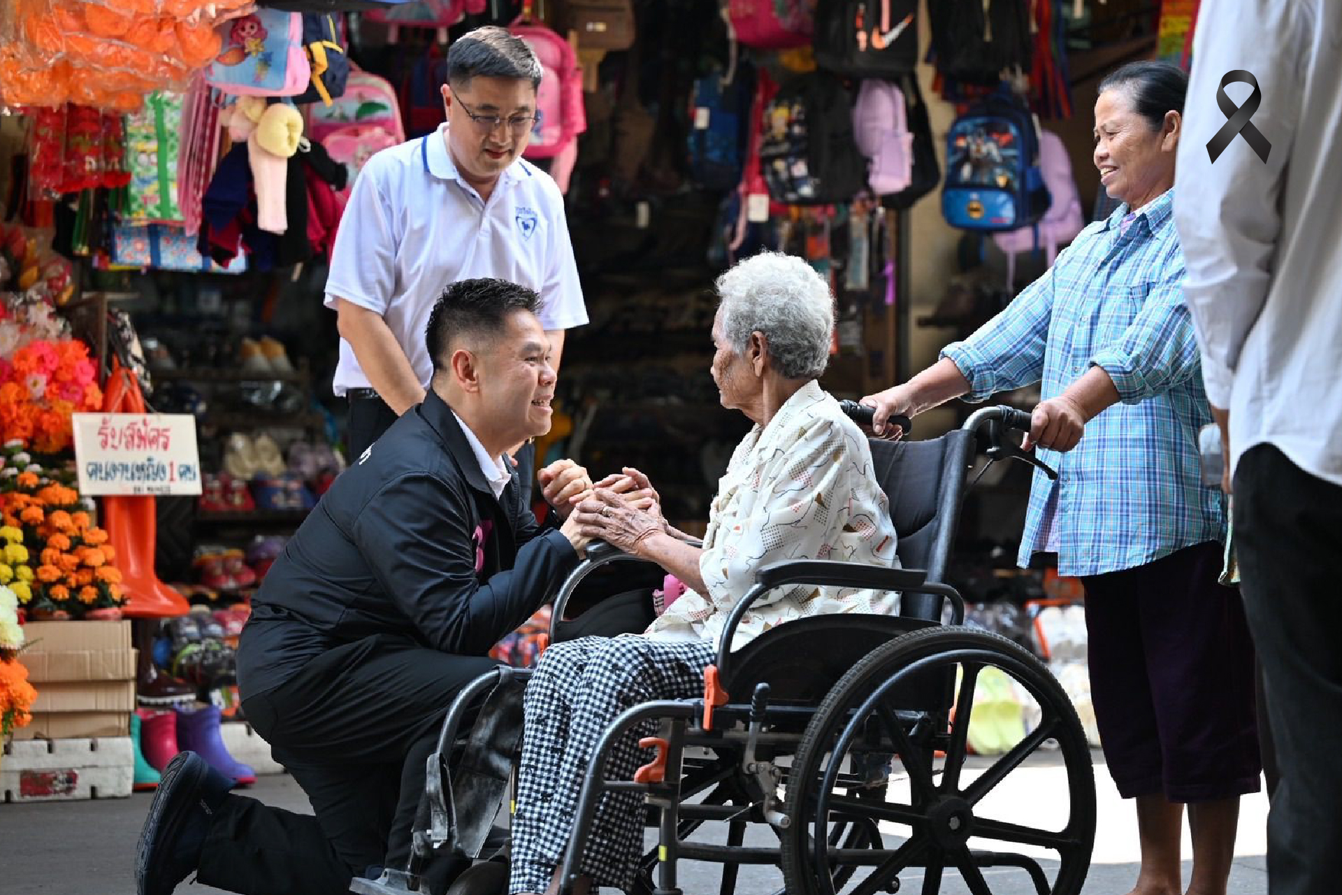 “วราวุธ-สรชัด” เดินขอคะแนน     ตลาดกลางเมืองสุพรรณบุรี